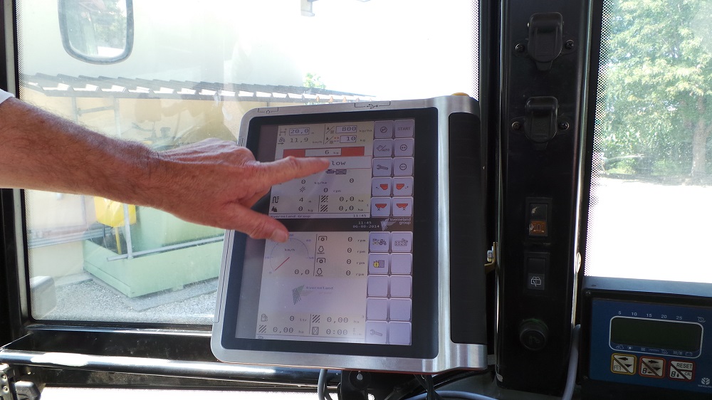 L’Isomatch Tellus di Kverneland, il terminale per gestire l’agricoltura di precisione che ha lo schermo diviso in due sezioni una sopra l’altra, per fornire all’agricoltore due livelli di informazione diversi sull’operazione che sta eseguendo in campo.