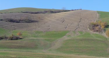 Erosione del suolo e ruscellamento a valle: ecco cosa succede quando si ara in collina